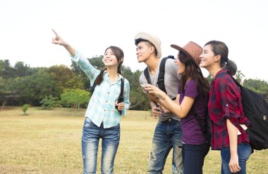 genç grup keyfini çıkarın tatil ve Turizm kavramı