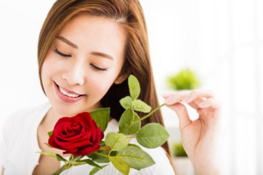  oturma odasında kırmızı gül olan güzel kadın