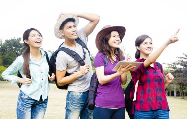 genç grup keyfini çıkarın tatil ve Turizm kavramı