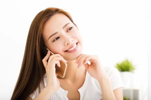 Jong mooi vrouw praten op de telefoon — Stockfoto