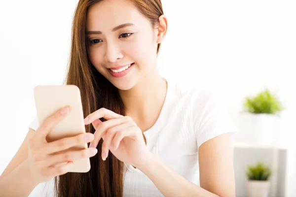 Joven hermosa mujer leyendo mensaje con el teléfono inteligente —  Fotos de Stock
