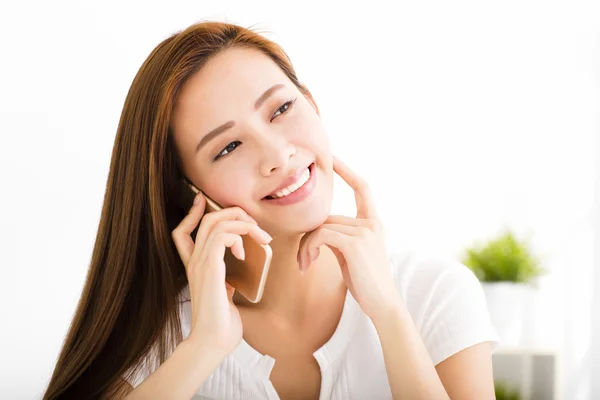 Young beautiful woman talking on the phone — Stock Photo, Image