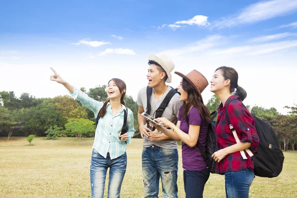 Ung grupp njuta av semester och turism koncept — Stockfoto