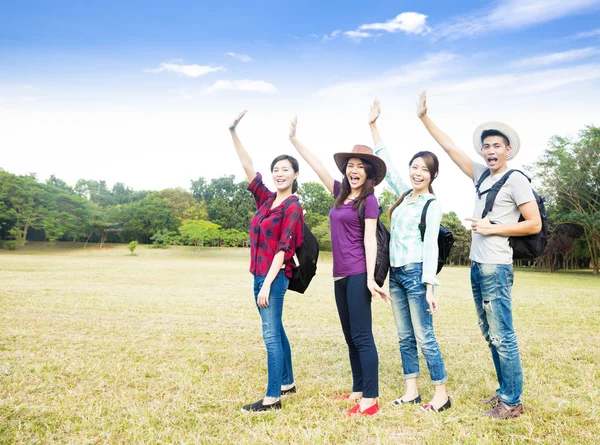 Grupo joven disfrutar de vacaciones y concepto de turismo —  Fotos de Stock