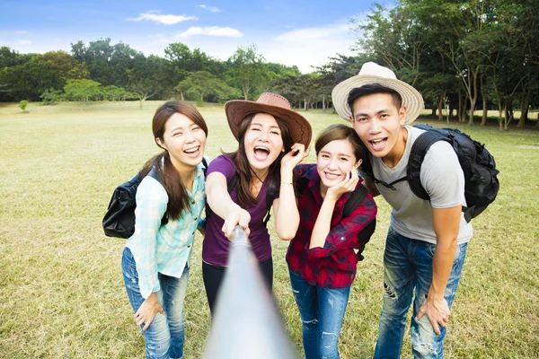 Bovenaanzicht van gelukkige jonge groep maken selfie door slimme telefoon — Stockfoto