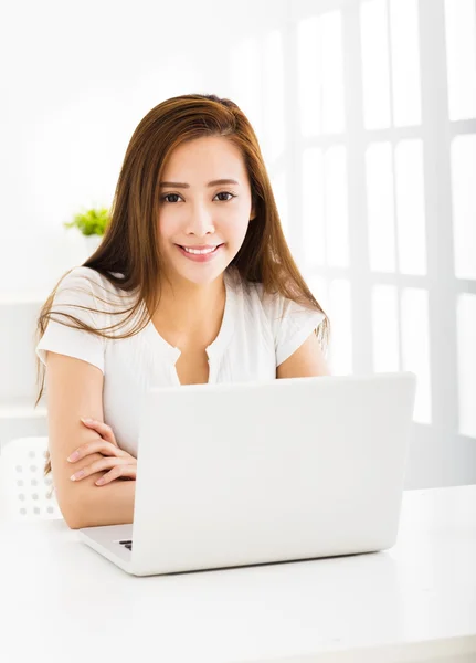 Mujer joven feliz con ordenador portátil en la sala de estar —  Fotos de Stock