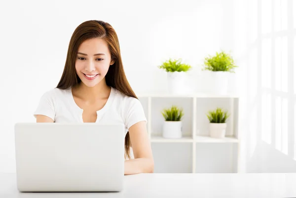 Jovem feliz com laptop na sala de estar — Fotografia de Stock