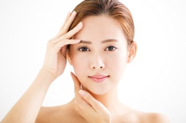  Yakından gülümseyen güzel bir kadın yüzü.