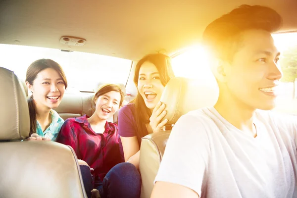 Jonge groep mensen genieten van de reis in de auto — Stockfoto