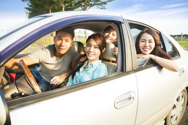 Heureux jeune groupe s'amuser dans la voiture — Photo