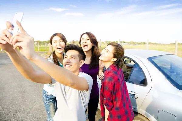 Jóvenes disfrutando del viaje por carretera y haciendo selfie —  Fotos de Stock