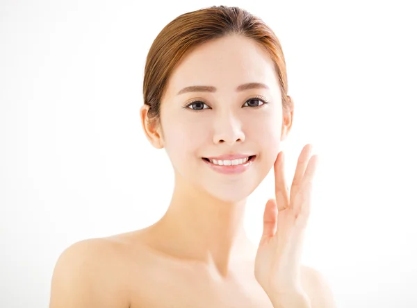 Primer plano hermosa joven sonriente cara de mujer — Foto de Stock