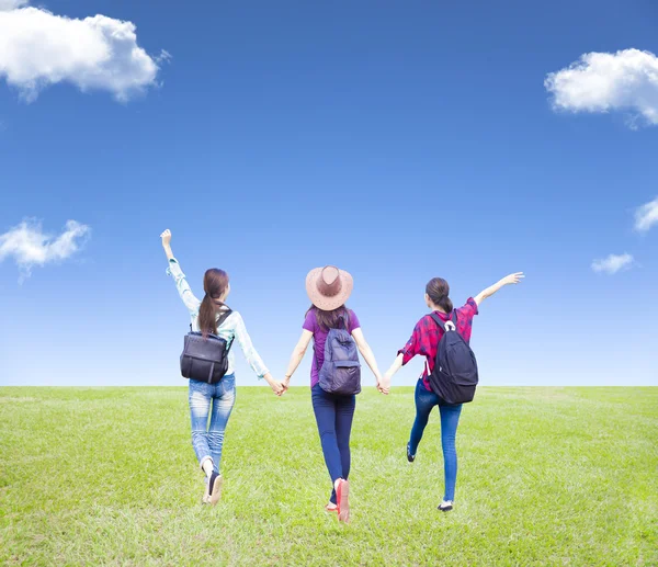 Tres niñas disfrutan de vacaciones y turismo con fondo de nube —  Fotos de Stock