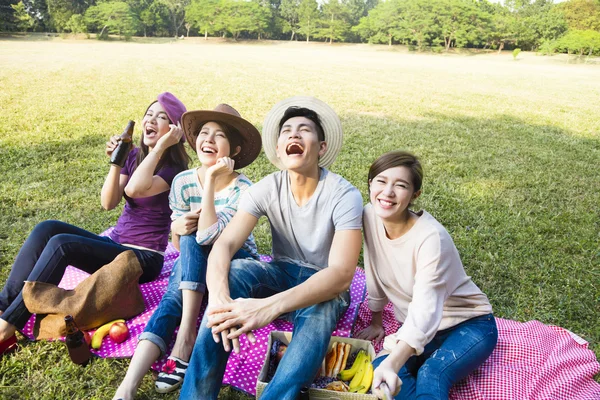 Visão superior de grupo jovem feliz fazendo selfie por telefone inteligente — Fotografia de Stock