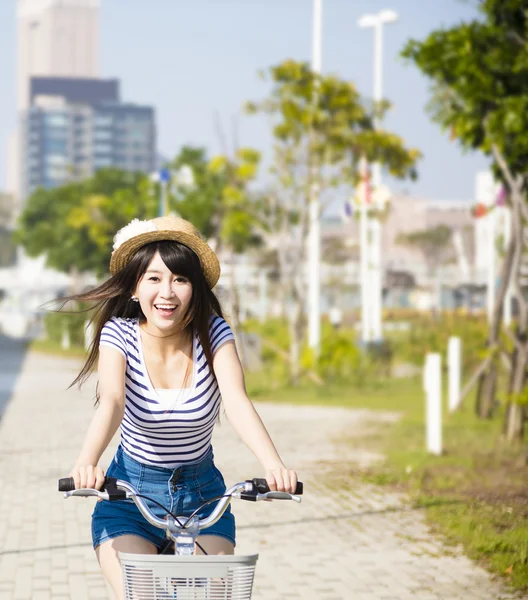 都市公園で自転車に乗って幸せな若い女 — ストック写真