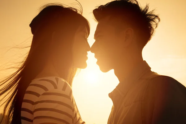 Güneş ışığı arka plan aşık çift gülümseyen — Stok fotoğraf