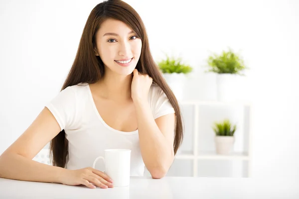 Joven mujer sonriente en la sala de estar — Foto de Stock