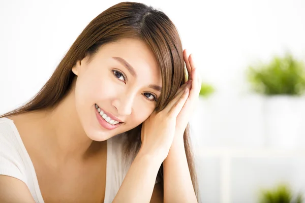 Close-up jovem mulher sorridente na sala de estar — Fotografia de Stock