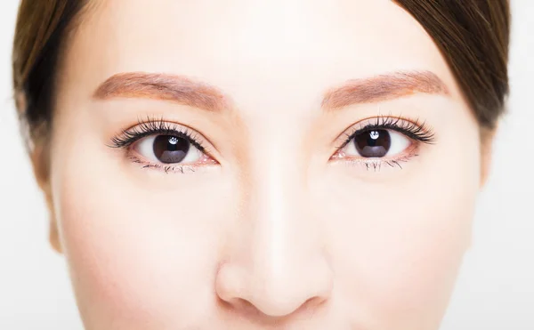 Gros plan de maquillage des yeux de jeune femme — Photo