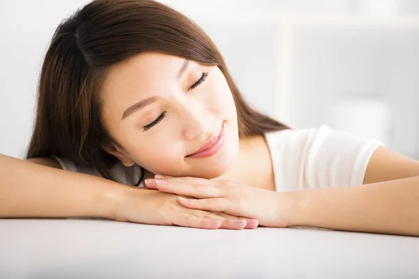 Relaxado jovem sorrindo mulher na sala de estar — Fotografia de Stock