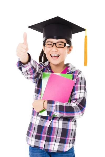 Niño de la escuela feliz en la gorra de graduación con el pulgar hacia arriba — Foto de Stock