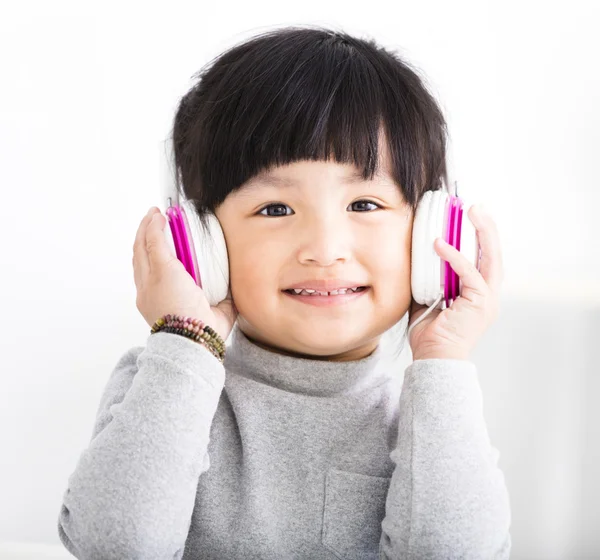 Feliz niña con auriculares escuchar música — Foto de Stock