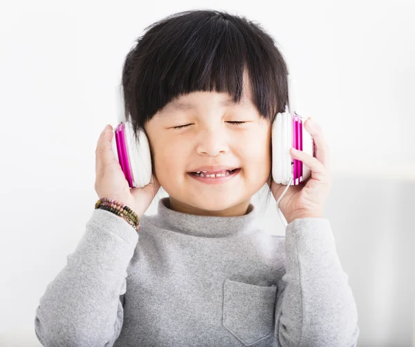 Feliz niña con auriculares escuchar música — Foto de Stock