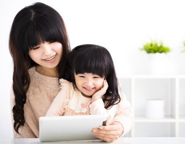 mutlu anne ve kızı dijital tablet kullanma 