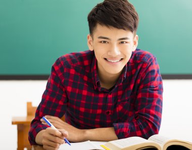 Gülümseyen üniversite öğrencisi Üniversitesi sınıf