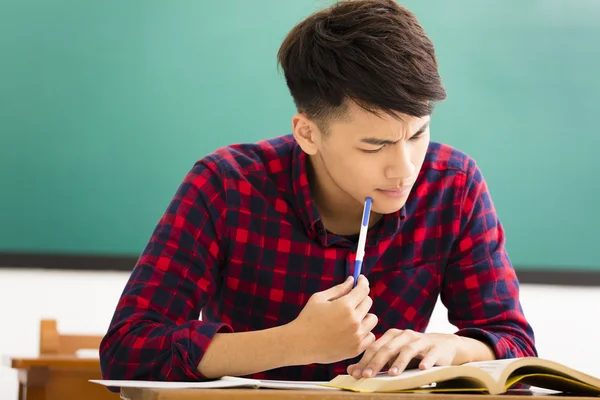 Zdůraznil student studuje na zkoušky v učebně — Stock fotografie