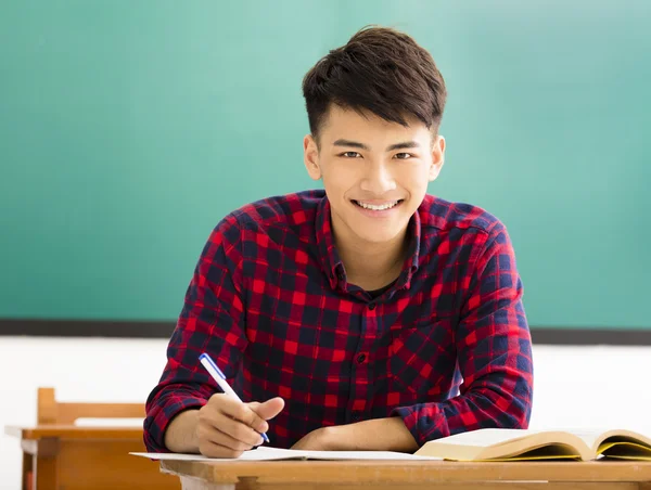 Sorridente studente universitario studiare in classe universitaria — Foto Stock