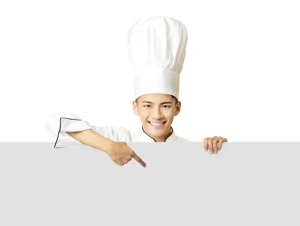 Jovem chef mostrando uma tábua vazia isolada em branco — Fotografia de Stock