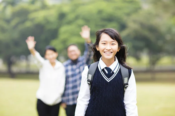 Söt ung student tjej med förälder i skolan — Stockfoto