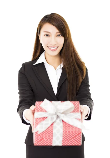 Joven mujer de negocios sonriente mostrando la caja de regalo — Foto de Stock