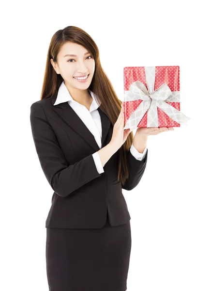 Joven mujer de negocios sonriente mostrando la caja de regalo — Foto de Stock