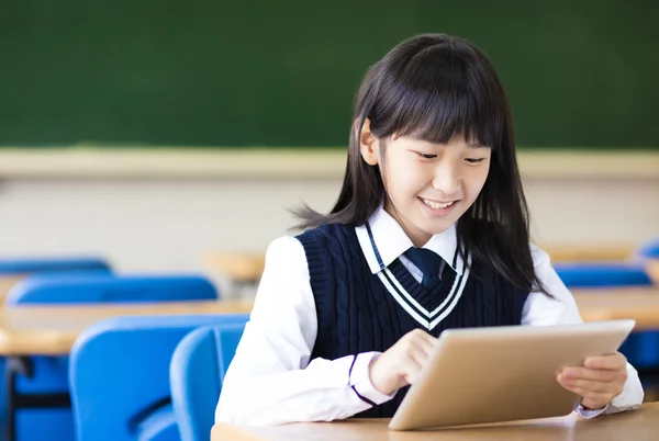 Chica estudiante bonita feliz con la tableta en el aula —  Fotos de Stock