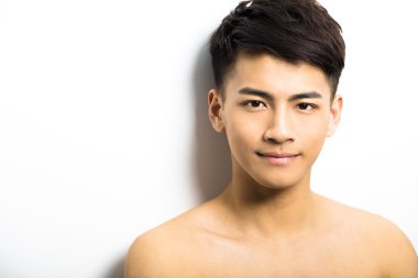 Çekici genç adamın yakın plan portresi.