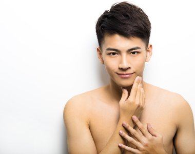 Çekici genç adamın yakın plan portresi.