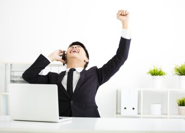 ofiste çalışan mutlu genç işadamı