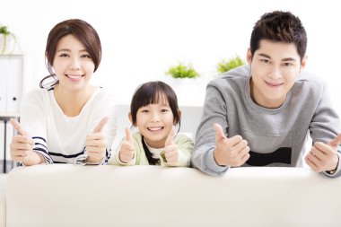 Başparmak yukarıya ile mutlu çekici genç aile