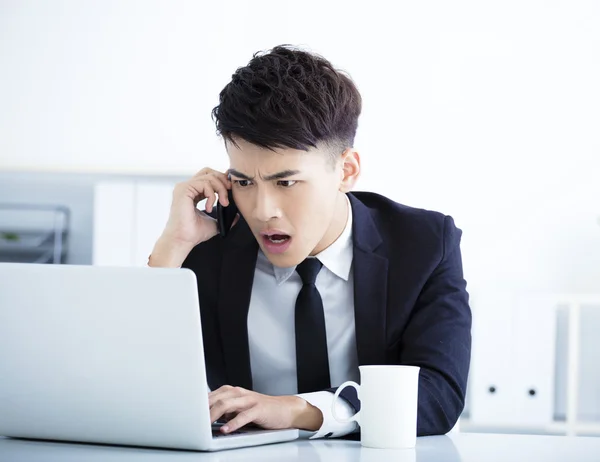 Uomo d'affari che ha stress e sorpreso in ufficio — Foto Stock