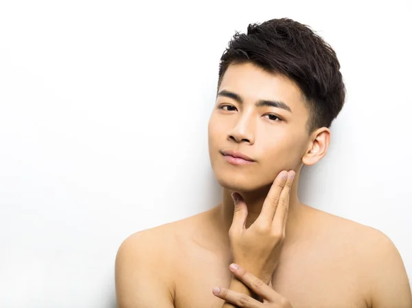 Retrato de primer plano de la atractiva cara de un joven — Foto de Stock