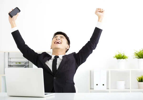 Jovem empresário feliz trabalhando no escritório — Fotografia de Stock