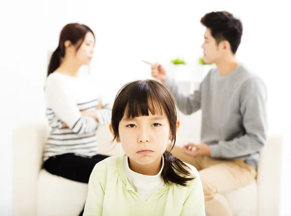 Ouders vechten en meisje wordt verstoord — Stockfoto