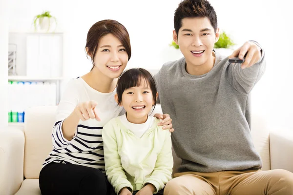 Happy Attractive Young Family assistindo a tv — Fotografia de Stock