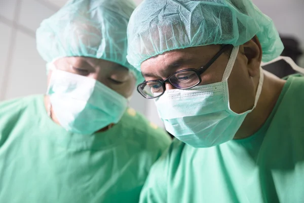 Cirujanos durante una cirugía en el hospital —  Fotos de Stock