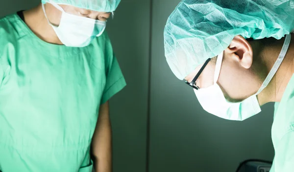 Cirujanos durante una cirugía en el hospital —  Fotos de Stock