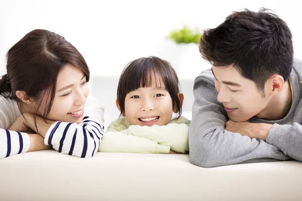 Aantrekkelijke jonge en gelukkige familie en meisje — Stockfoto