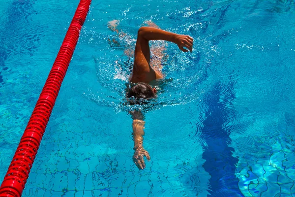 Nadando na piscina — Fotografia de Stock