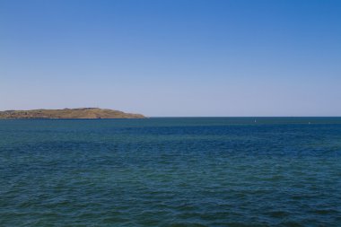 Deniz manzarası. Açık güneşli bir günde